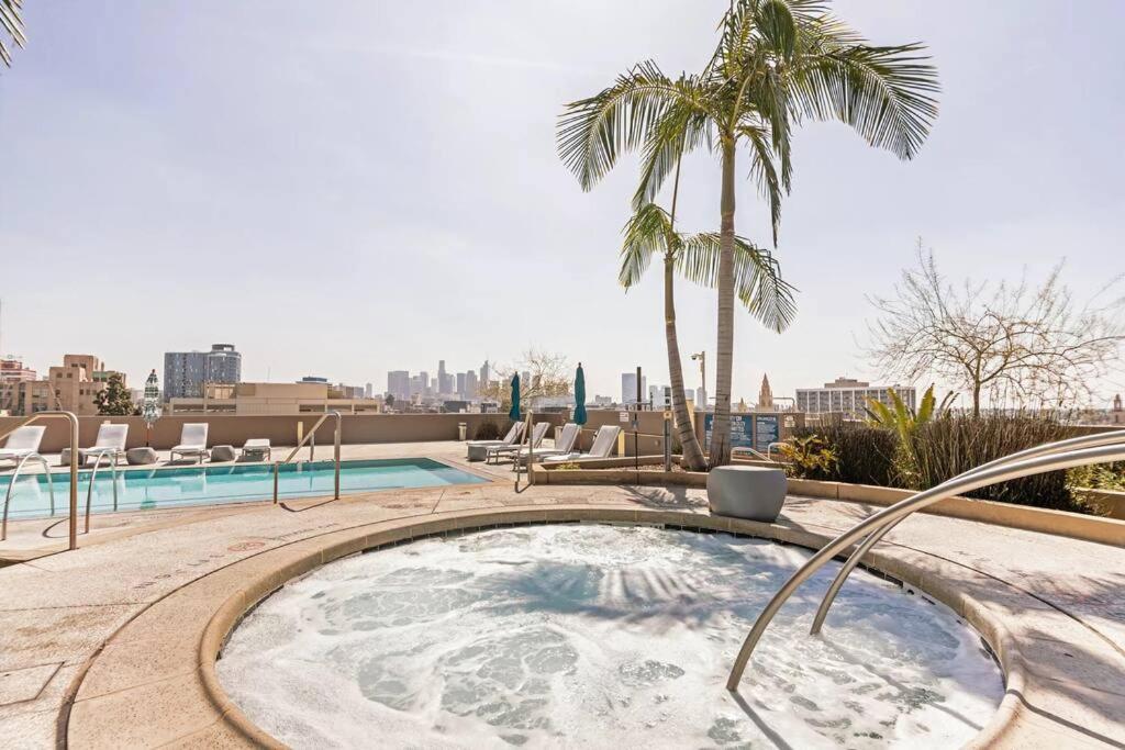 Apartament Lovely Upscale High Rise Private Parking & Pool Los Angeles Zewnętrze zdjęcie
