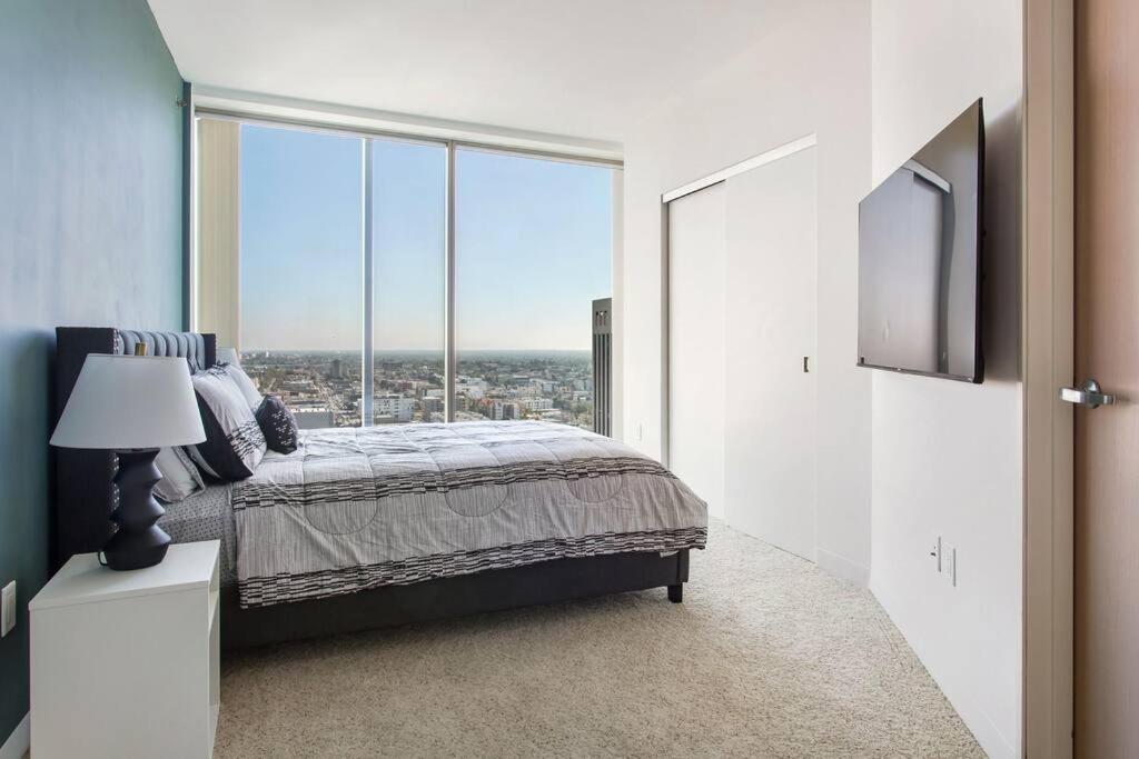 Apartament Lovely Upscale High Rise Private Parking & Pool Los Angeles Zewnętrze zdjęcie