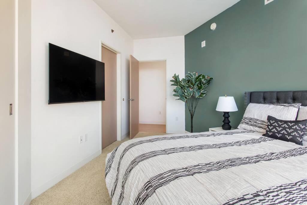 Apartament Lovely Upscale High Rise Private Parking & Pool Los Angeles Zewnętrze zdjęcie
