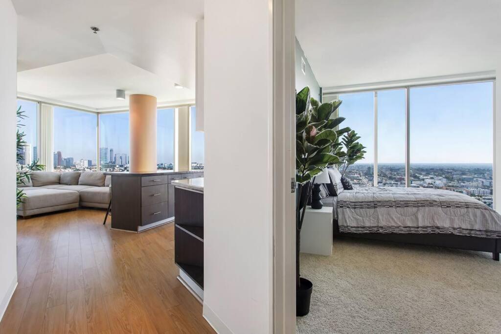 Apartament Lovely Upscale High Rise Private Parking & Pool Los Angeles Zewnętrze zdjęcie