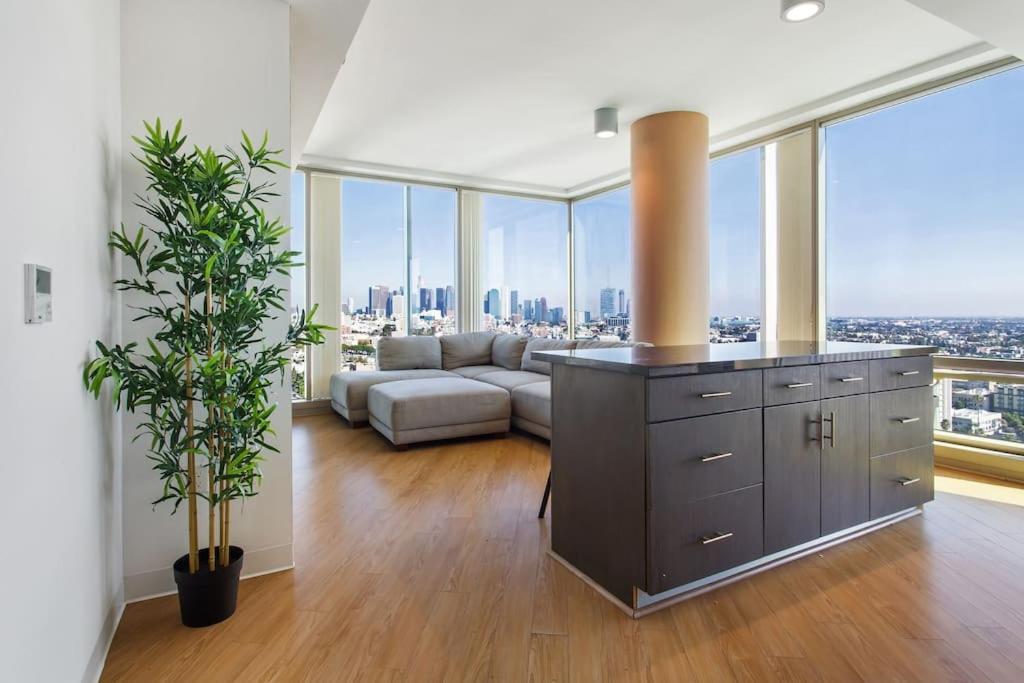 Apartament Lovely Upscale High Rise Private Parking & Pool Los Angeles Zewnętrze zdjęcie