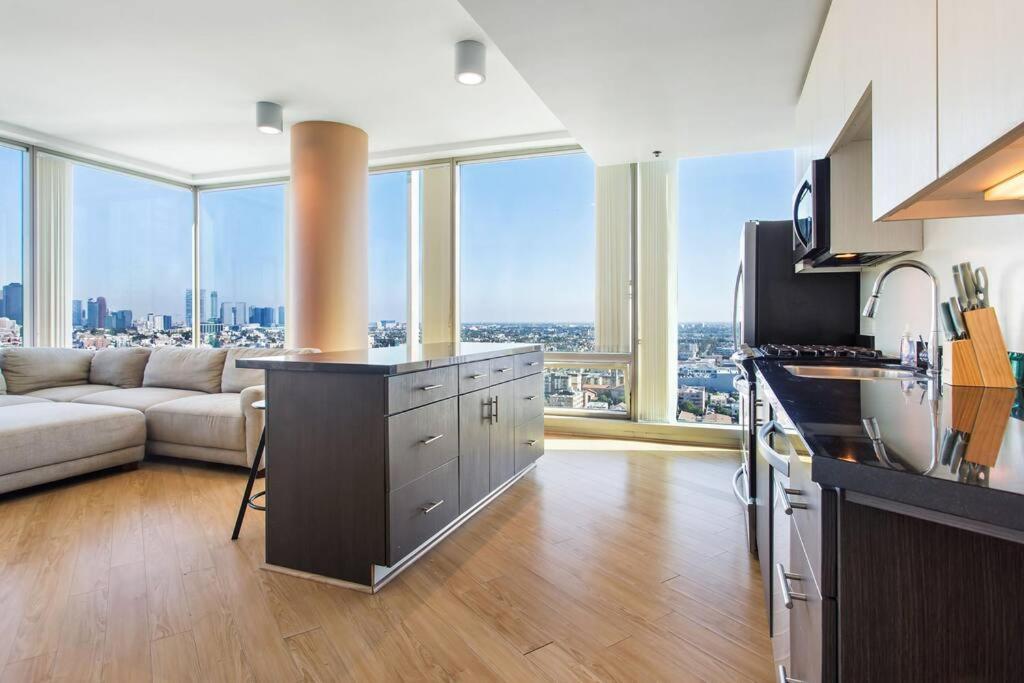 Apartament Lovely Upscale High Rise Private Parking & Pool Los Angeles Zewnętrze zdjęcie