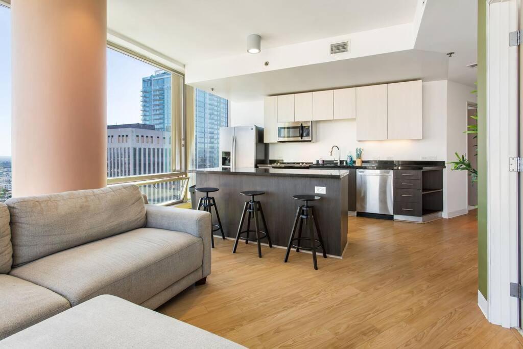 Apartament Lovely Upscale High Rise Private Parking & Pool Los Angeles Zewnętrze zdjęcie